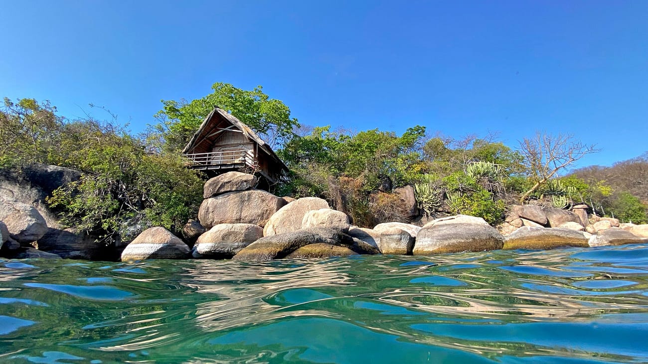 holiday-chalets-or-huts-on-a-beautiful-island-resort-in-Lake-Malawi